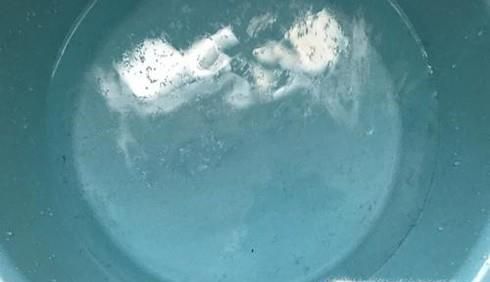 如何清除衣服或者身体上的黑膏药