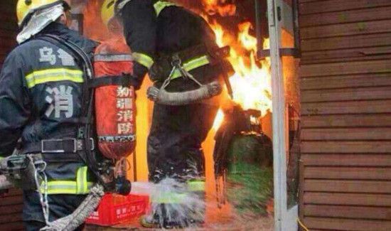 煤气瓶着火要用什么捂盖灭火