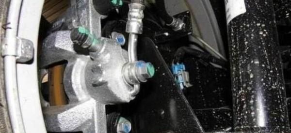 怎么样解决冬天手刹被冻住的困扰