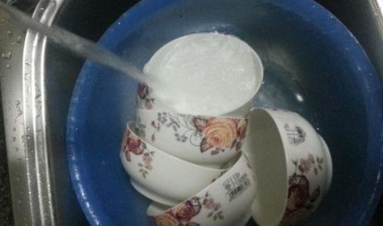 新买的碗上的标签怎么去除
