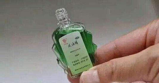 汽车玻璃风挡车贴怎么去掉