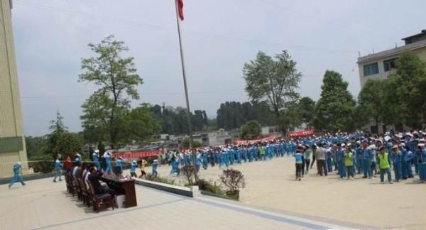 在学校发生地震怎么办