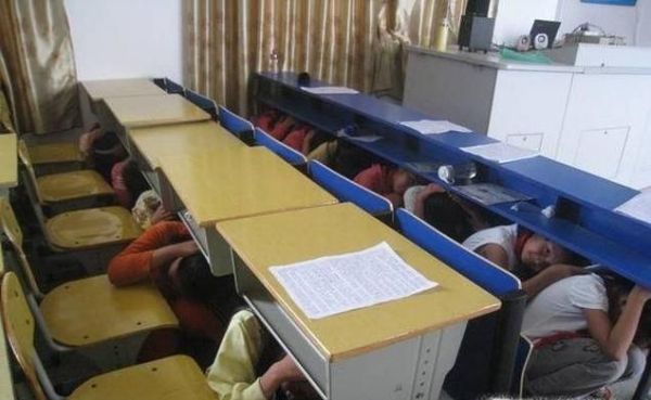 在学校发生地震怎么办
