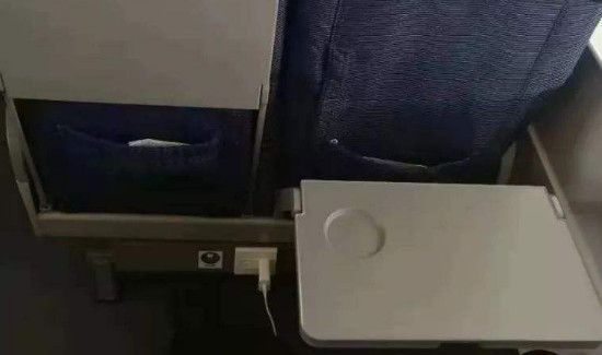 高铁上的桌子怎么使用