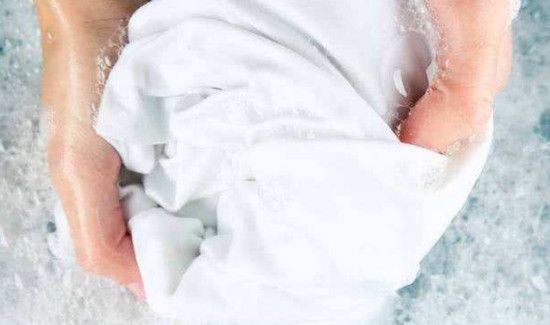 84消毒液把白色衣服漂黄了怎么办