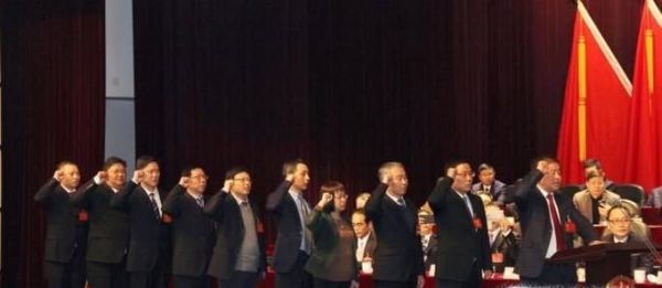 宣誓的时候为什么要举手，正确姿势是什么