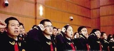 宣誓的时候为什么要举手，正确姿势是什么