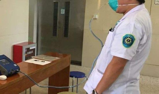 医生戴眼镜口罩起雾怎么办