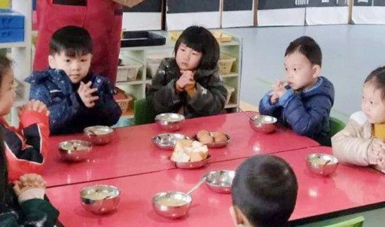 分发餐具的正确方法