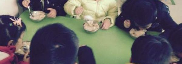 分发餐具的正确方法