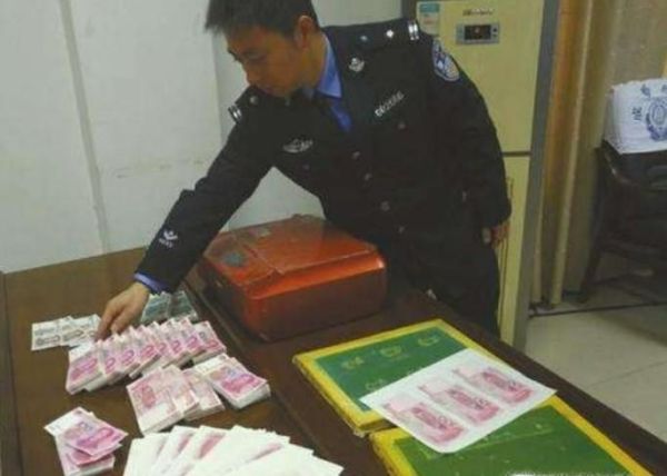 收到假钞可以怎样报案?