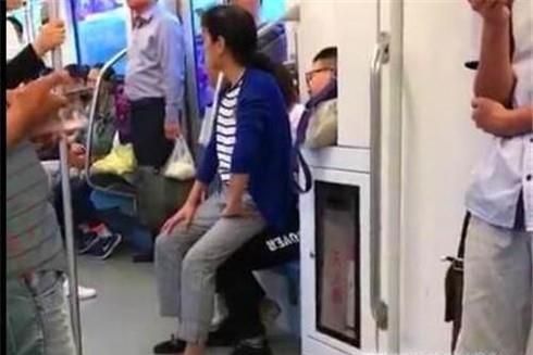 如何应对公交车上老人强制要求让座
