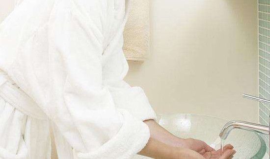 消毒液洒到脸上怎么办