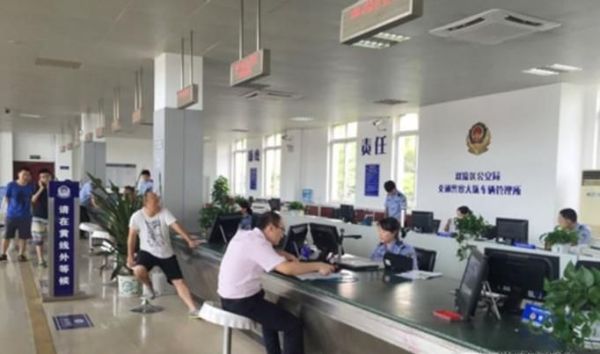 如何将外地汽车牌照迁回自己的户口所在地