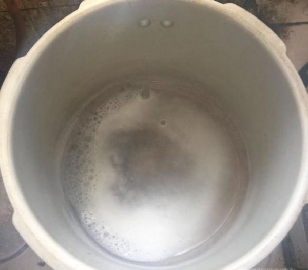高压锅粘锅了如何清洗比较好？