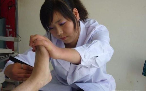 小脚趾外侧长硬茧走路痛怎么办去除