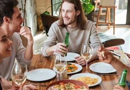 边吃饭边说话有哪些危害