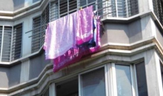 楼上晒被子有灰尘落下吗