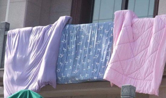 楼上晒被子有灰尘落下吗