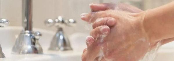 皮肤碰到502胶水怎么洗