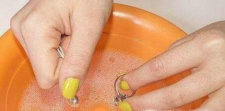 戒指卡在手指取不下来怎么办，不要急，我来教你