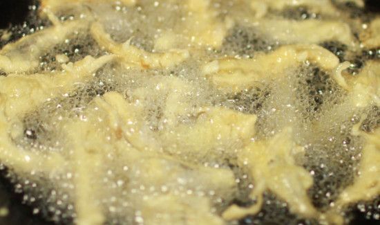 炸鲜蘑放淀粉还是面粉