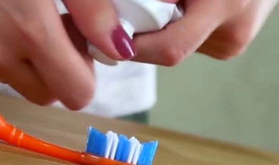 塑料桌布渗红油怎么办