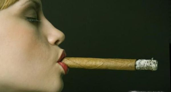 抽烟的女孩好吗 抽烟的女孩都有故事