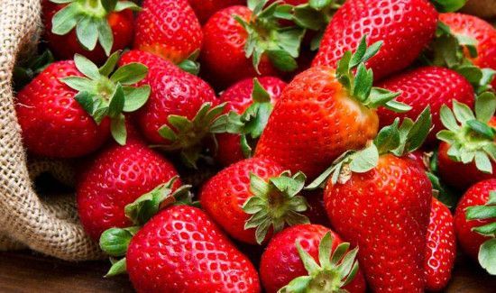 河蟹和草莓可以一起吃吗