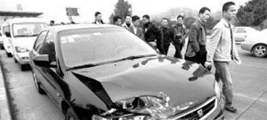 走路闯红灯应不应该受到处罚