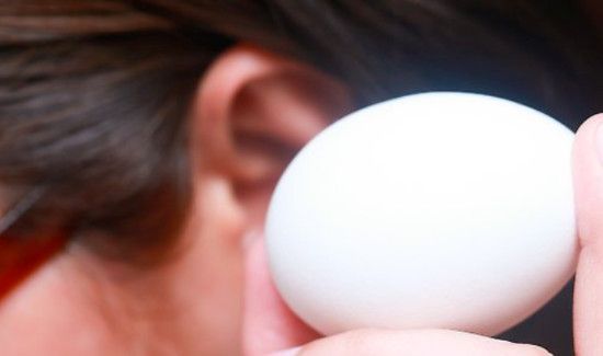 鸡蛋摇起来里面晃动是不是坏了