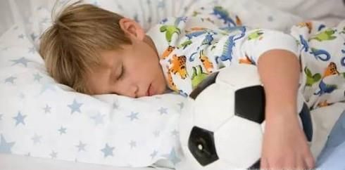 孩子多大应该自己睡，和父母分床、分房睡！