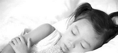 孩子多大应该自己睡，和父母分床、分房睡！