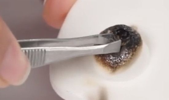 超市袜子上的磁扣怎么去掉