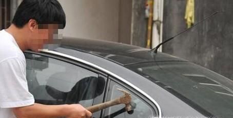 车钥匙不小心被锁到车里怎么办