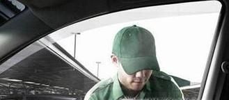 车钥匙不小心被锁到车里怎么办