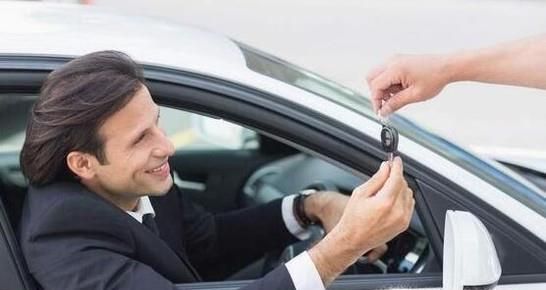 车钥匙不小心被锁到车里怎么办