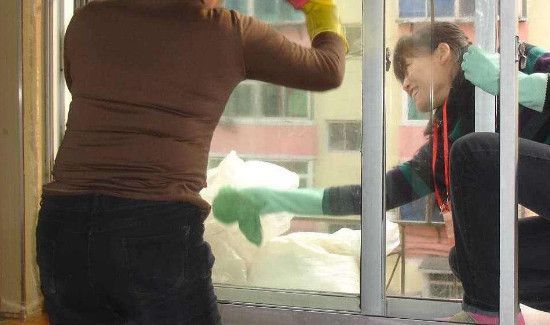 室外玻璃怎么擦干净