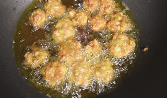 炸丸子变黑啥原因