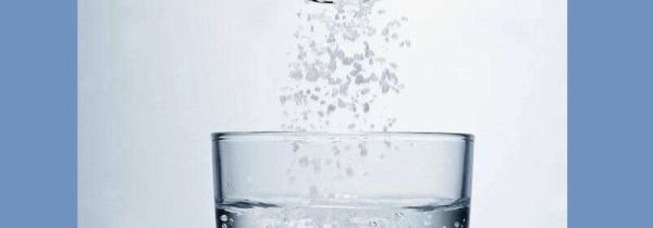 喝淡盐水的正确方法