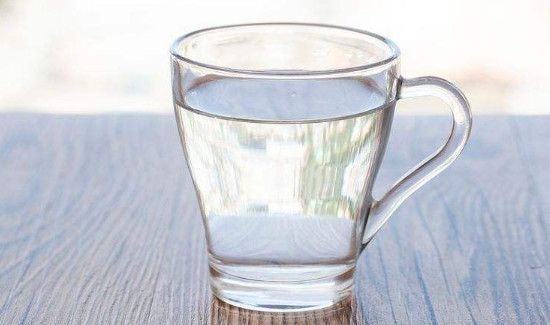 喝淡盐水的正确方法