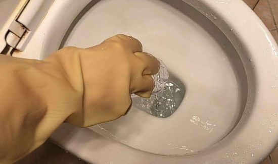 鞋刷掉进马桶怎样取出