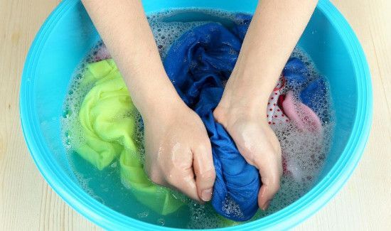 八四消毒液弄到衣服上怎么办