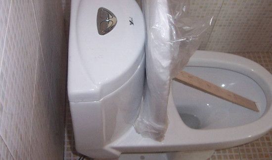 马桶不靠墙的坏处