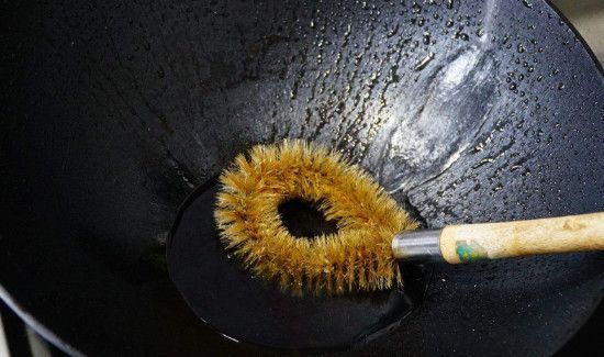 铸铁锅的正确开锅方法