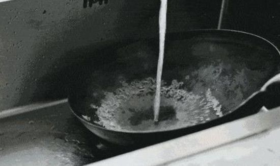 铸铁锅的正确开锅方法