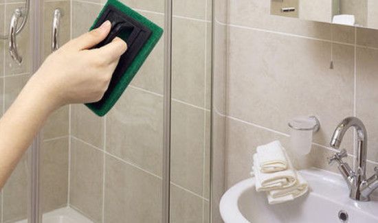 冲凉房玻璃门渍怎么洗