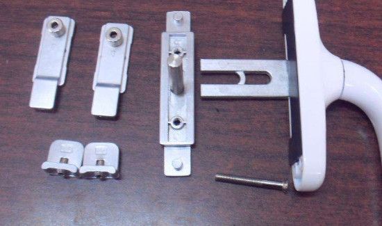 断桥铝窗户把手转不动怎么办