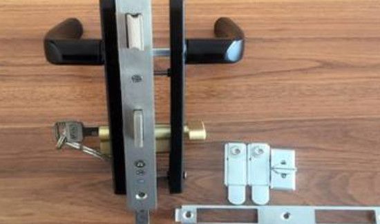 断桥铝窗户把手转不动怎么办