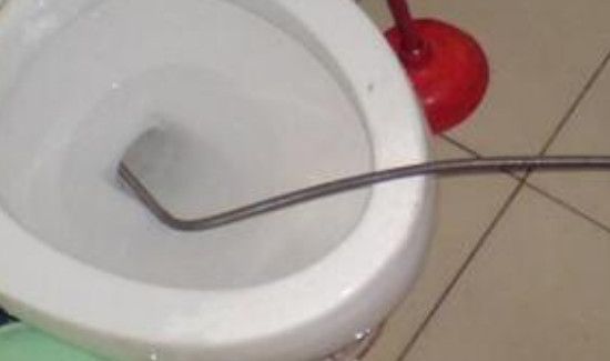 马桶堵得死死的怎么办